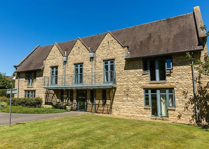 Middle Aston House